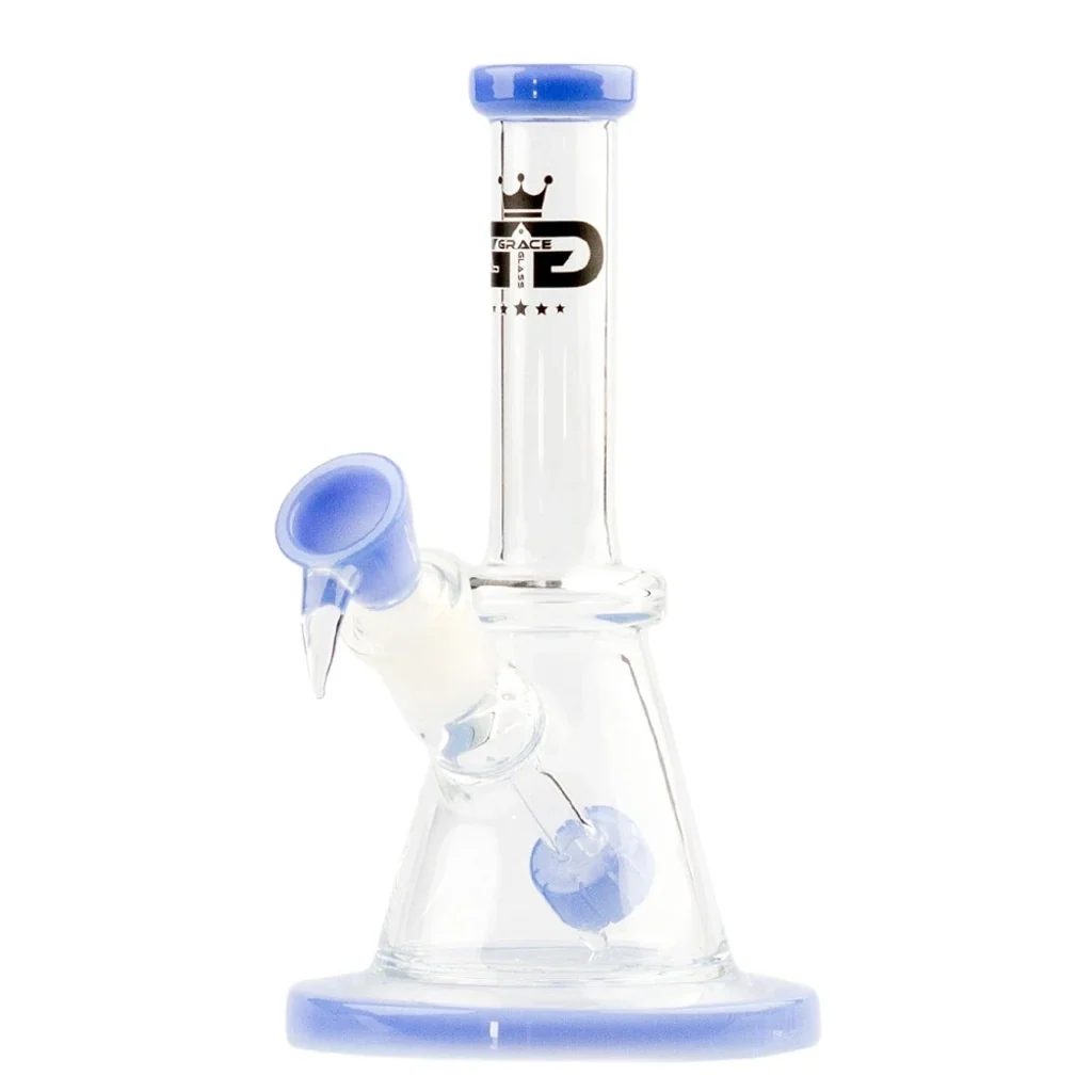 Bong transparente con cámara cónica, cuello largo y detalles azules en la boquilla, la base, la cazoleta y el percolador interior.
