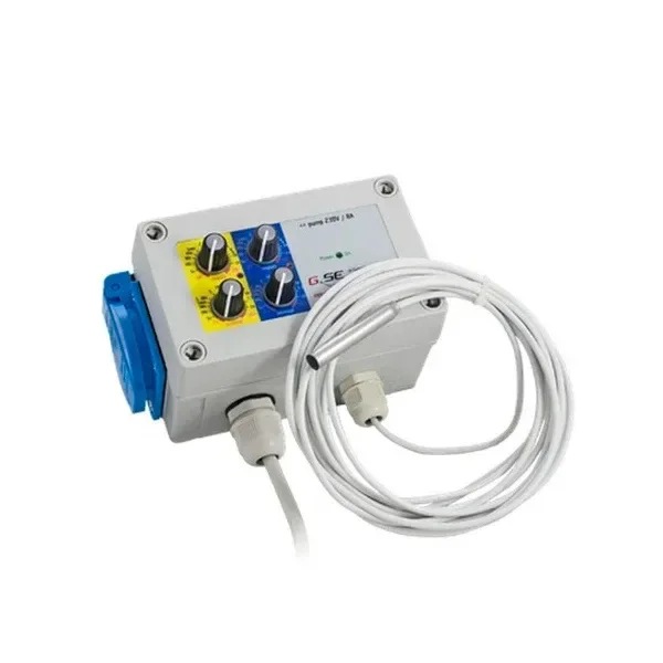 Controlador GSE de agua con carcasa gris, cuatro mandos giratorios, toma lateral azul y cable blanco enrollado.