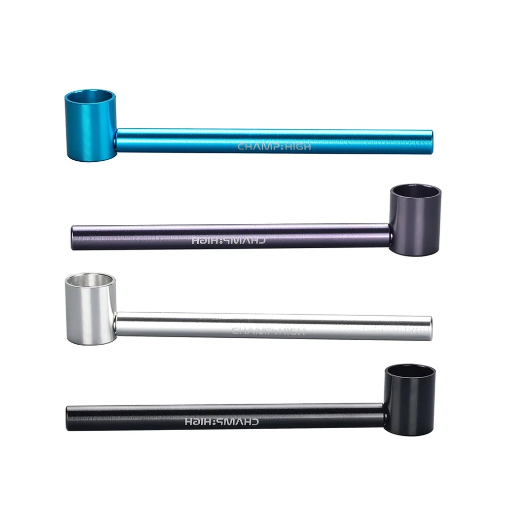 Pipas de metal CHAMP de tubo recto y cazoleta cilíndrica, en azul, violeta, plateado y negro, alineadas sobre fondo blanco.