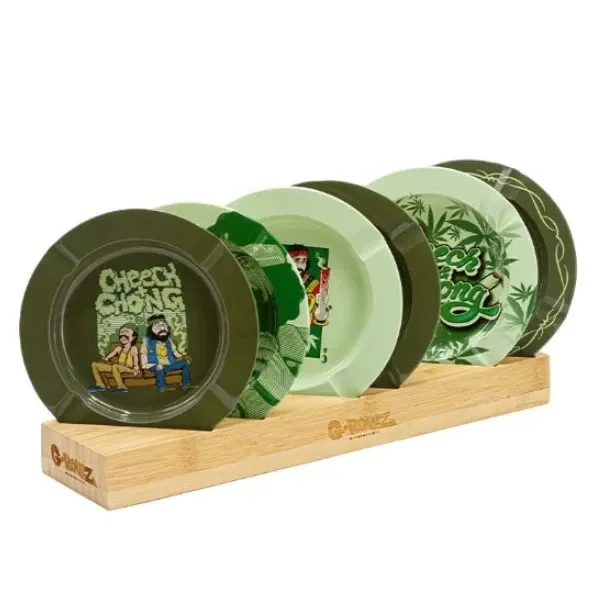 Expositor de bambú G-Rollz con varios ceniceros redondos en tonos verdes y diseños de Cheech & Chong y hojas de cannabis.