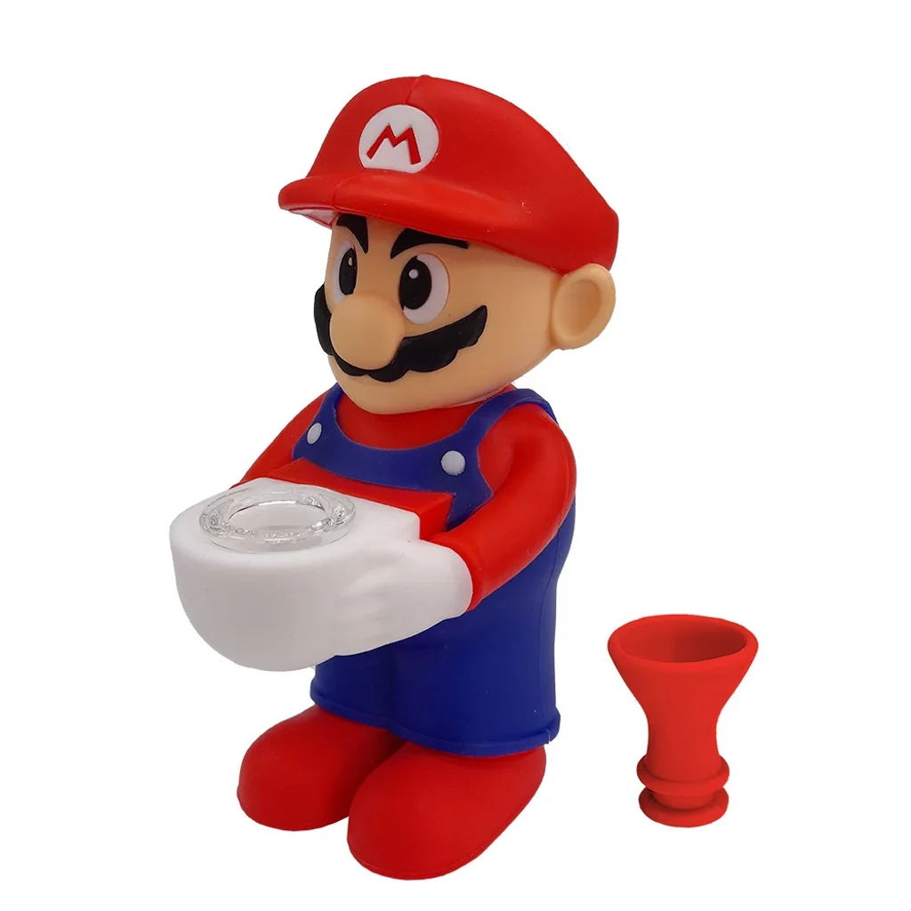 Bong con figura de fontanero de gorra roja y peto azul, que sostiene una cazoleta transparente; pieza roja separada a su lado.