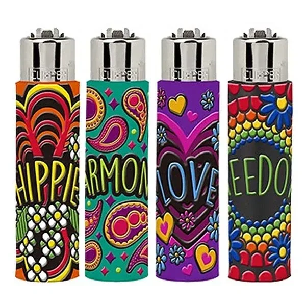 Selección de mecheros Clipper Hippie Love con diseños multicolores de flores, corazones y motivos de cachemira sobre fondo blanco.
