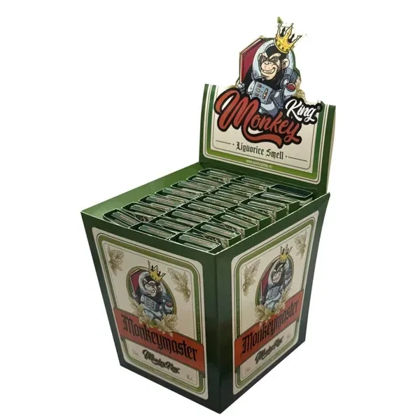 Expositor verde de papel Monkey King con varias cajetillas y un mono coronado en el cartel, donde se lee «Liquorice Smell».