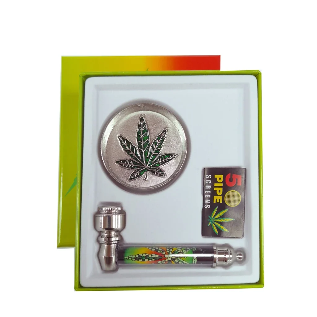 Set en caja abierta con pipa plateada de cuerpo decorado, grinder con hoja de cannabis y paquete rotulado «5 Pipe Screens».
