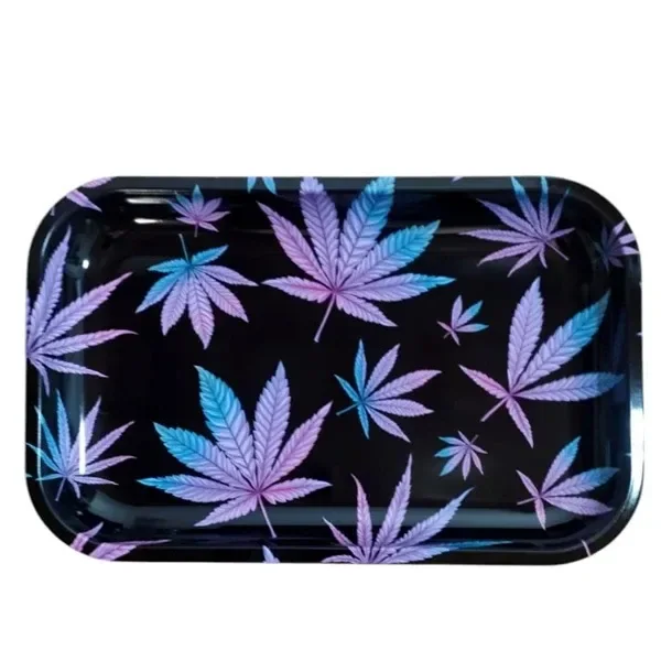 Bandeja rectangular Leaf Purple de fondo negro, bordes elevados y esquinas redondeadas, decorada con hojas moradas y azules.