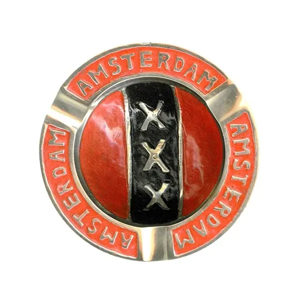 Cenicero redondo Amsterdam con borde dorado, zonas rojas y franja central negra con tres cruces.