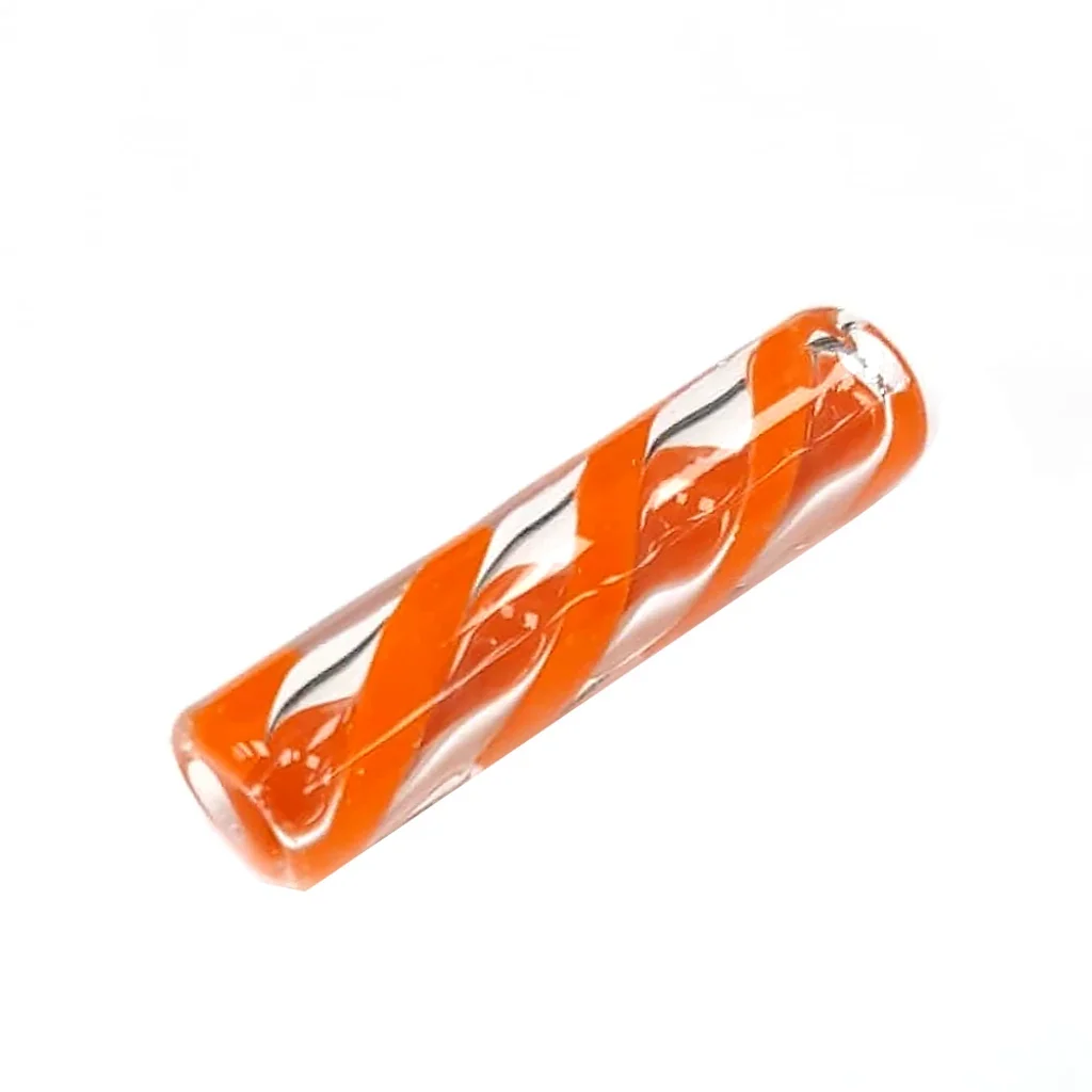 Filtro Cristal Twister Red transparente con bandas helicoidales naranjas, colocado en diagonal sobre fondo blanco.