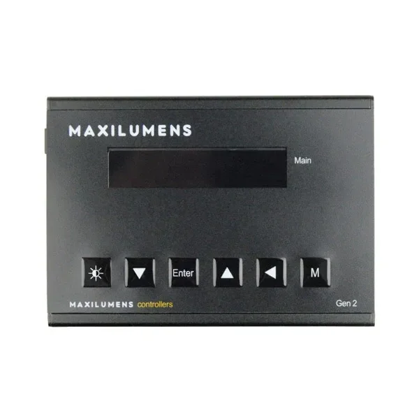 Controlador digital Maxilumens Gen 2 negro, visto de frente, con pantalla rectangular apagada y botones de símbolos, flechas, Enter y M. Controlador digital Maxilumens Gen 2 negro, visto de frente, con pantalla rectangular apagada y botones de símbolos, flechas, Enter y M.