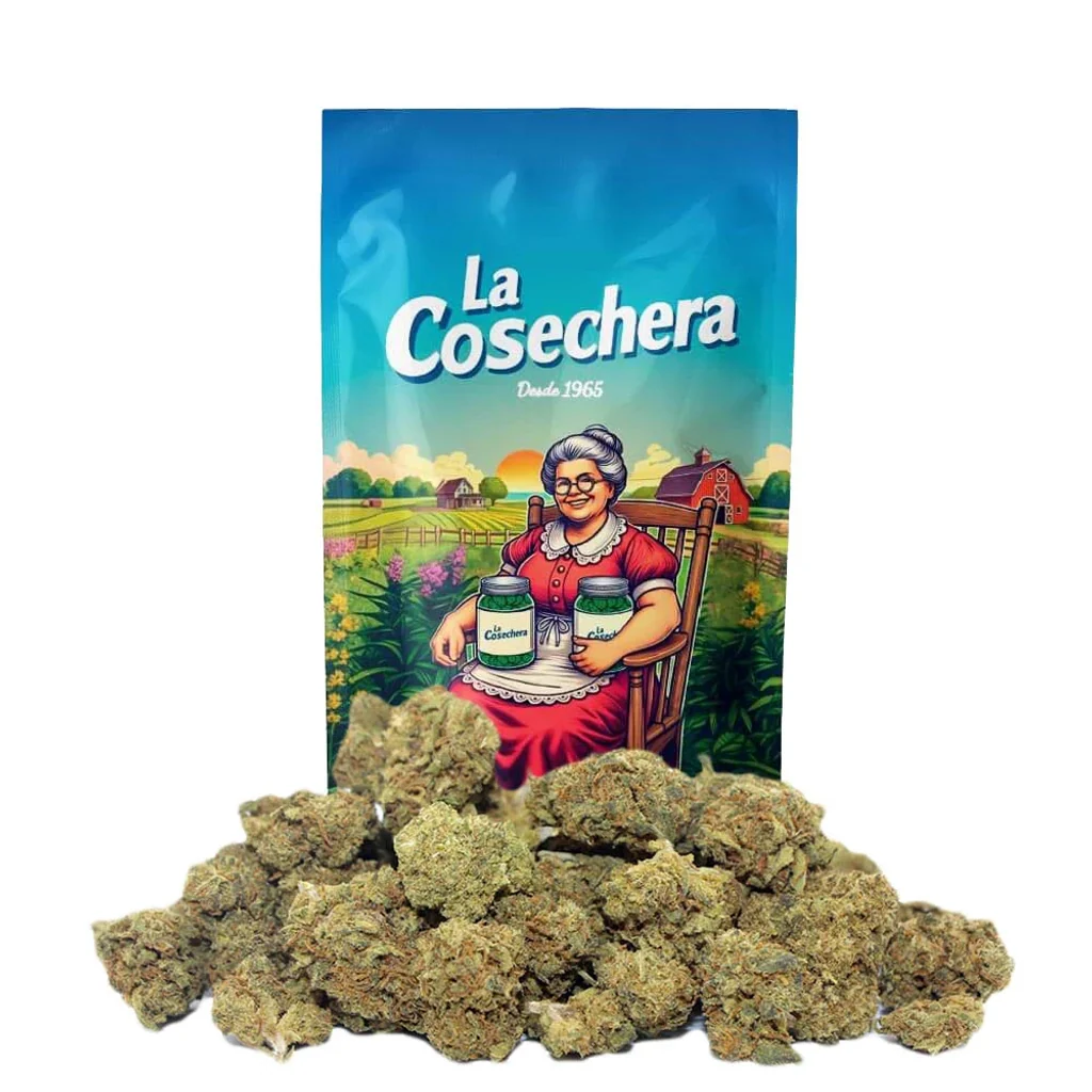 Cogollos pequeños Small Buds AK 47 ante una bolsa de La Cosechera con una mujer ilustrada sentada en un entorno rural.