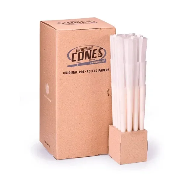 Caja Cones Original de color marrón junto a varios conos de papel blanco colocados verticalmente sobre un soporte.