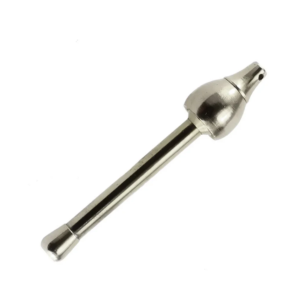 Pipa metálica Mushroom Steel en diagonal sobre fondo blanco, con tubo alargado y cabezal abombado rematado en una punta con orificio.