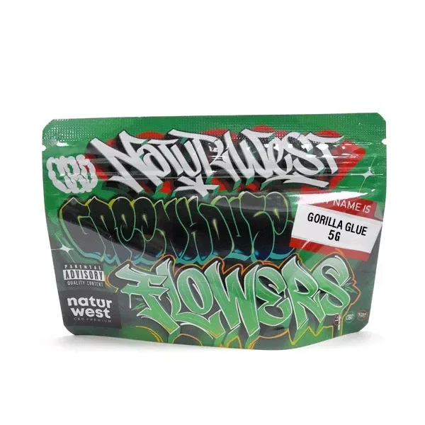 Bolsa verde Naturwest con diseño de grafiti, texto «FLOWERS» y etiqueta blanca «GORILLA GLUE 5G», sobre fondo blanco.