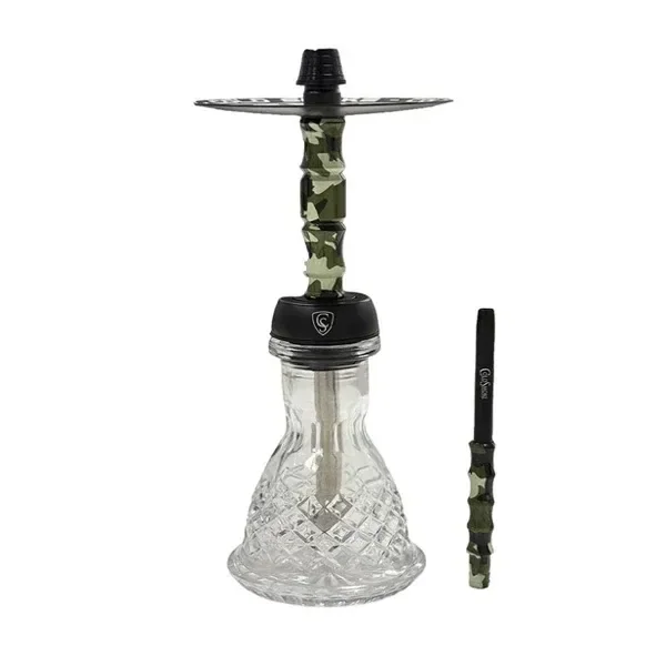 Shisha Cold Smoke Nano Warrior Green con base transparente tallada, mástil de camuflaje verde y plato superior; boquilla a su lado.