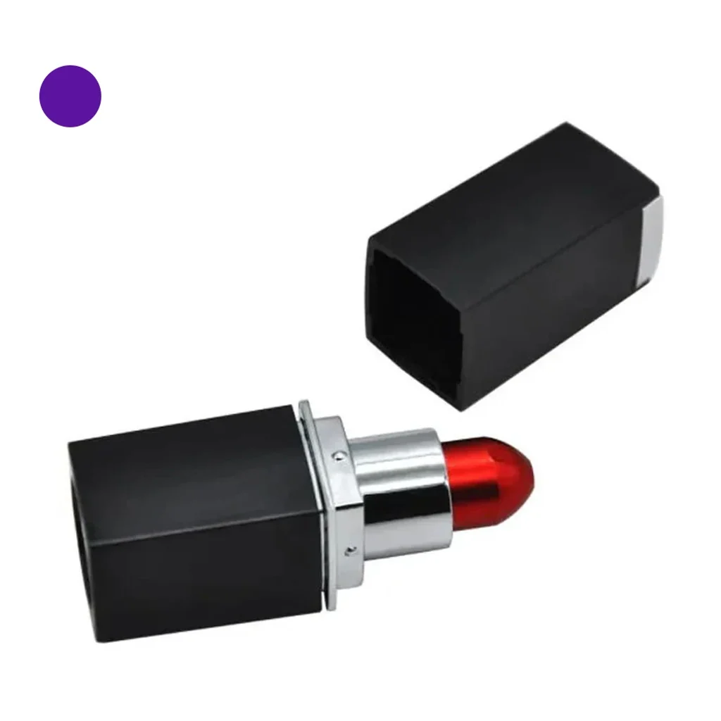 Pipa con forma de pintalabios, carcasa negra, aro plateado y punta roja, con la tapa retirada y un círculo morado en la esquina.