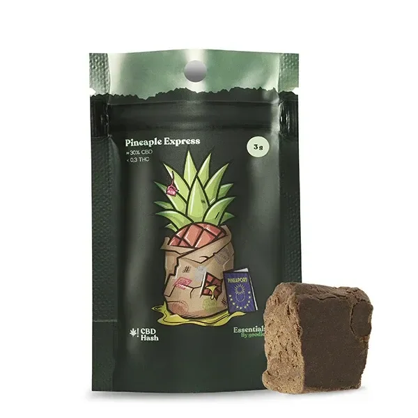 Bolsa verde de hachís CBD Goodies Pineapple Express, con una piña ilustrada y un bloque marrón delante, sobre fondo blanco.