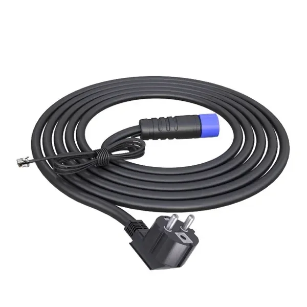 Cable de alimentación Canopy negro enrollado, con enchufe europeo, conector de extremo azul y un cable fino con terminal metálico. Cable de alimentación Canopy negro enrollado, con enchufe europeo, conector de extremo azul y un cable fino con terminal metálico.