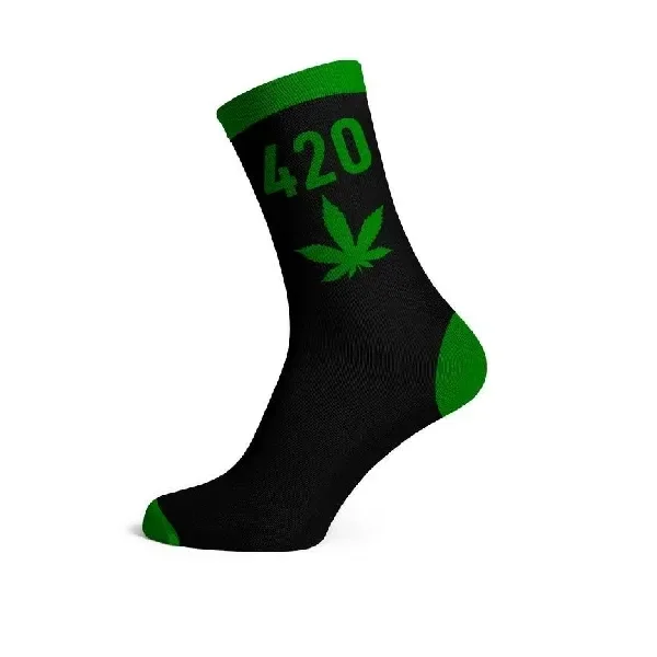 Calcetín negro con el número 420 y una hoja de cannabis en verde, a juego con el puño, el talón y la puntera, sobre fondo blanco.