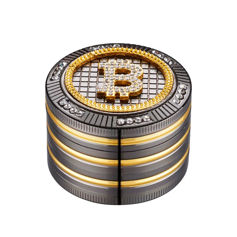 Grinder cilíndrico gris oscuro con franjas doradas y tapa decorada con el símbolo de Bitcoin y piedras brillantes.