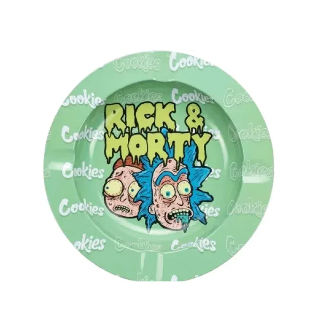 Cenicero redondo verde con las caras de Rick y Morty en el centro, su nombre en amarillo y el texto «Cookies» repetido.