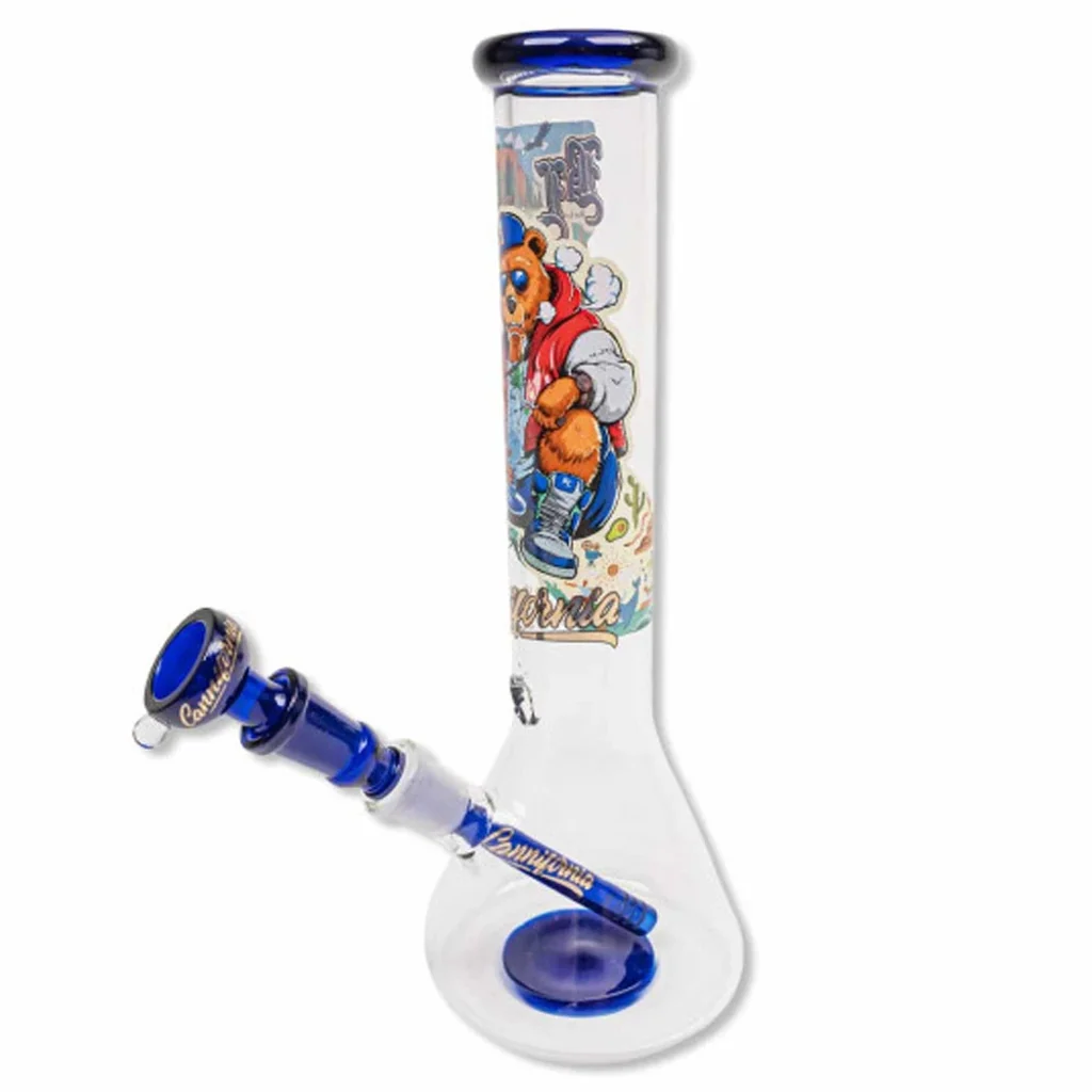 Bong Cannifornia transparente de base ensanchada, con boquilla y cazoleta azules y una ilustración de un oso en el tubo vertical.