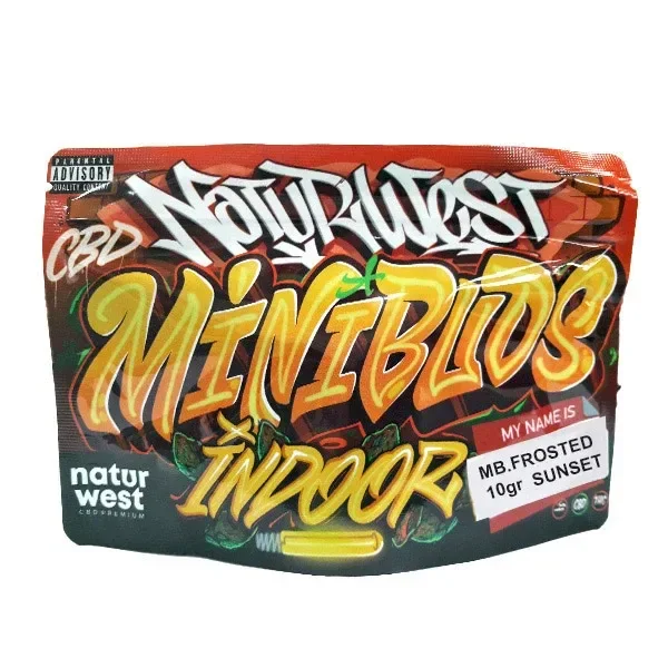 Bolsa Naturwest Mini Buds Indoor con diseño de grafiti rojo y amarillo y etiqueta Frosted Sunset de 10 g, sobre fondo blanco.