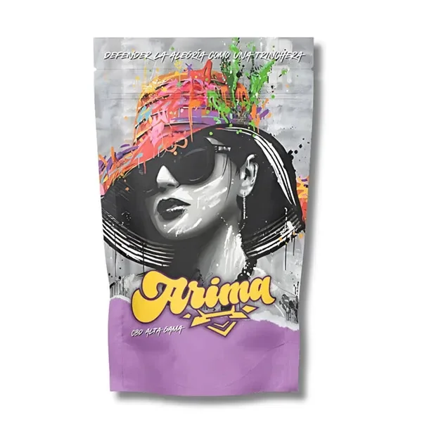 Bolsa de Arima Small Buds Indoor con retrato en blanco y negro, gafas oscuras, trazos multicolores y franja inferior morada.