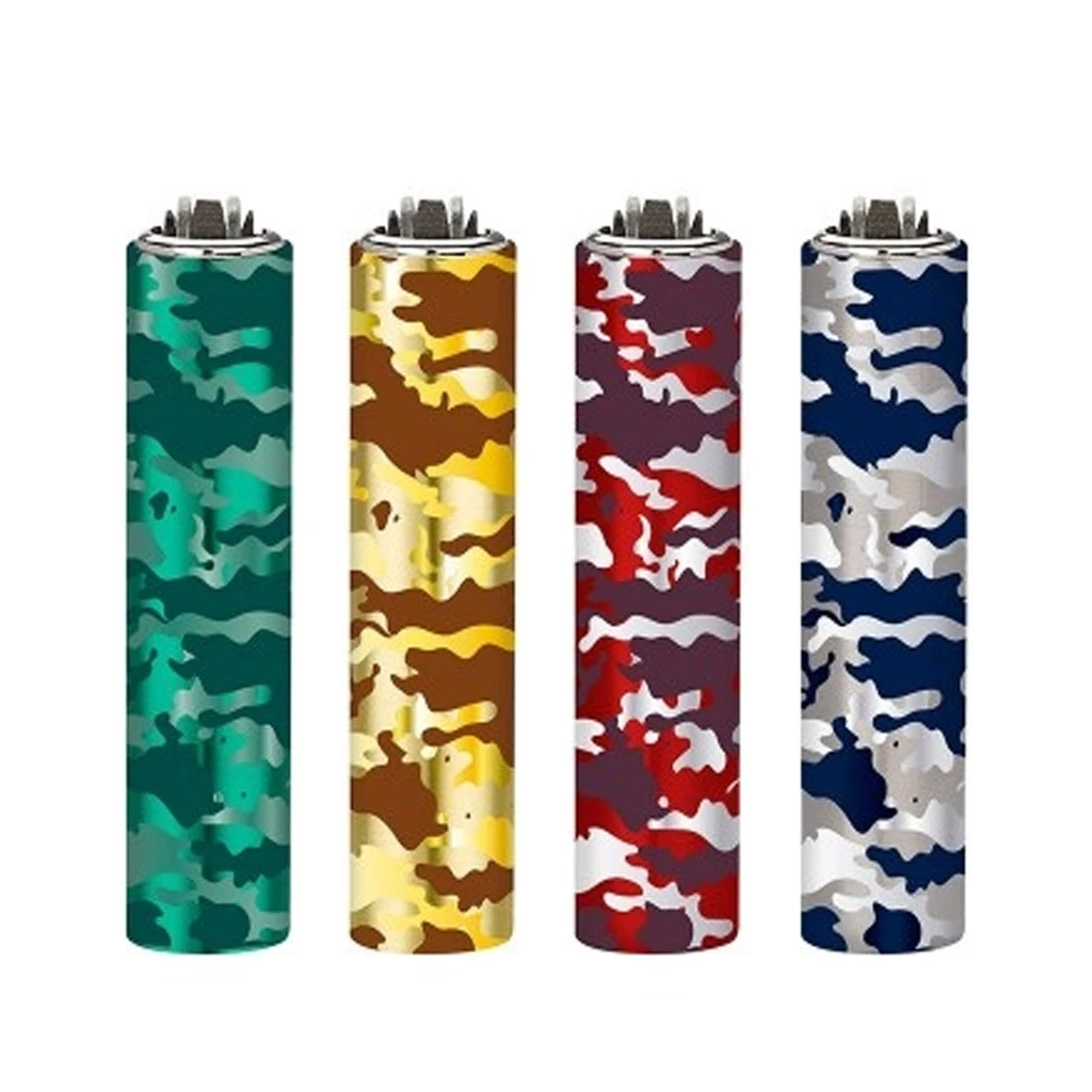 Selección de mecheros Clipper con funda Micro Metacamo y estampados de camuflaje en verde, amarillo y marrón, rojo y gris, y azul y gris.
