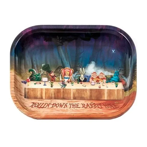 Bandeja rectangular de bordes redondeados con personajes de Alicia alrededor de una mesa larga en un bosque de tonos oscuros.