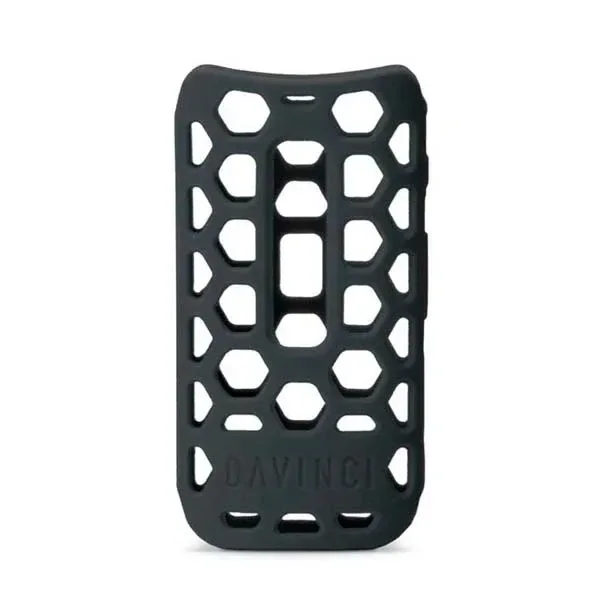 Funda negra Da Vinci vista de frente, con aberturas hexagonales, hueco central alargado y nombre grabado en la parte inferior.