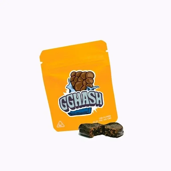 Bolsa naranja con logotipo GGHash y una pieza oscura de hachís delante, abierta en el centro y con interior marrón visible.