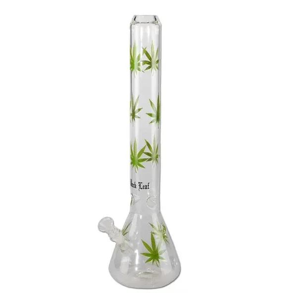 Bong transparente Black Leaf de cuello largo y base ensanchada, decorado con hojas verdes y con conexión lateral, sobre fondo blanco.