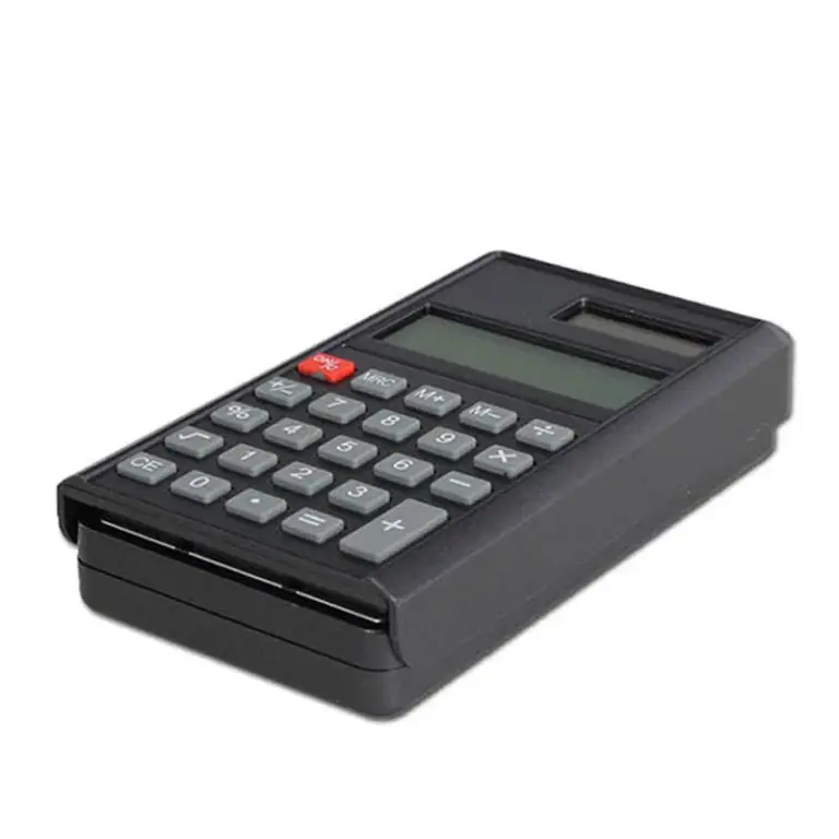 Báscula digital con aspecto de calculadora negra, vista en perspectiva, con teclado gris, tecla roja y pantalla rectangular. Báscula digital con aspecto de calculadora negra, vista en perspectiva, con teclado gris, tecla roja y pantalla rectangular.