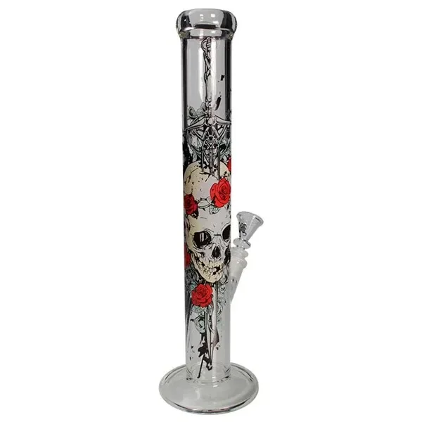 Bong transparente de tubo recto con decoración de calavera y rosas rojas, base circular y cazoleta lateral sobre fondo blanco.