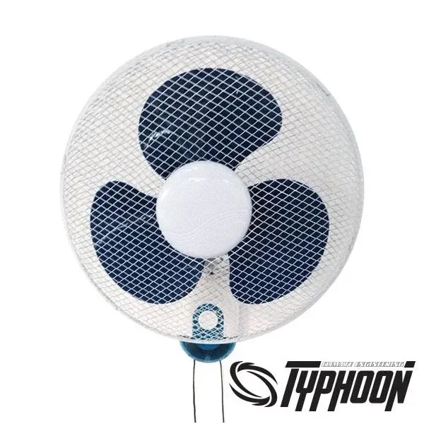 Ventilador de pared Typhoon Pure Factory con rejilla blanca, aspas oscuras y cordones de control sobre fondo blanco.