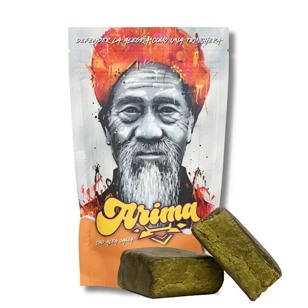 Bolsa Arima con retrato de un hombre barbudo y turbante naranja, junto a bloques de hachís con exterior oscuro e interior verdoso.