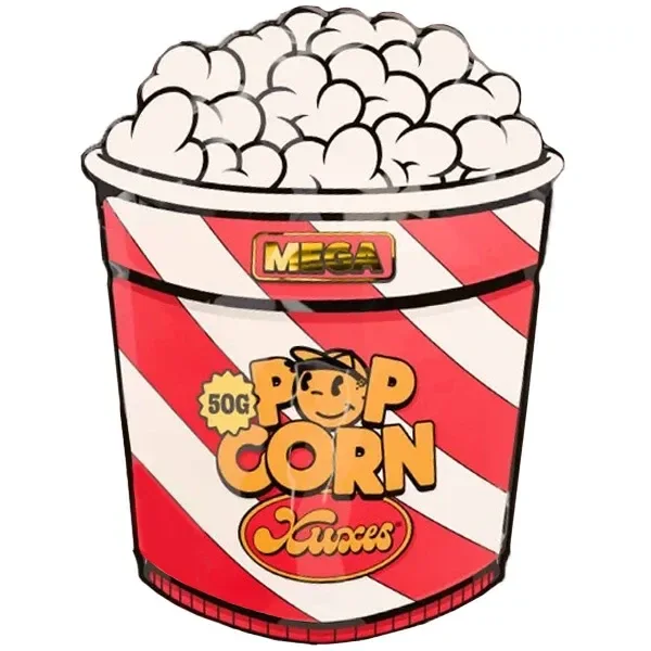 Envase ilustrado como un cubo de palomitas, con franjas diagonales rojas y blancas y los textos Mega Pop Corn, Xuxes y 50 g.