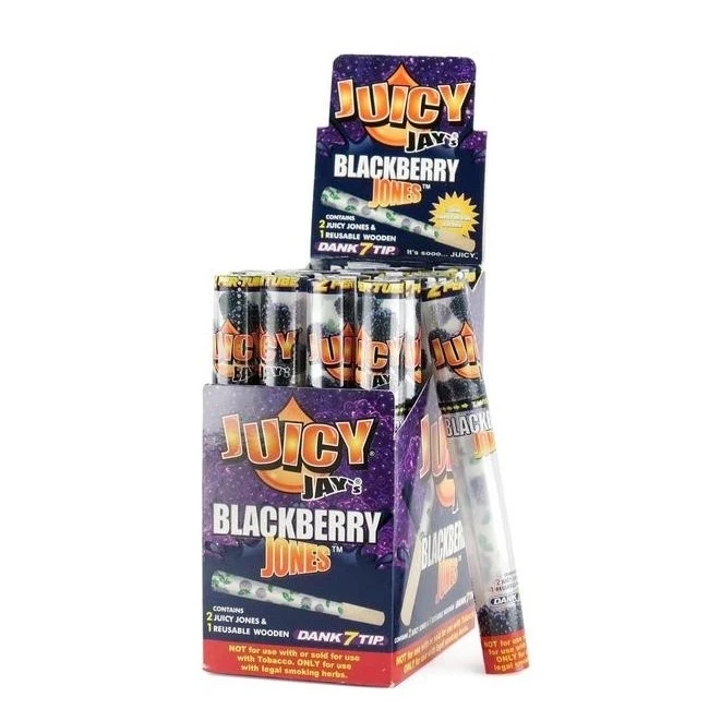 Expositor violeta Juicy Jay's Blackberry Jones con varios envases alargados y uno apoyado en diagonal en el lateral derecho.