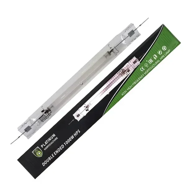 Bombilla tubular HPS Platinum Double Ended de 1000 W junto a su caja negra y verde, dispuestas en diagonal sobre fondo blanco.