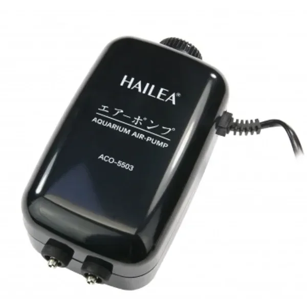 Bomba de aire Hailea ACO-5503 negra, vista en diagonal, con dos salidas delanteras, cable lateral y rueda de ajuste superior.