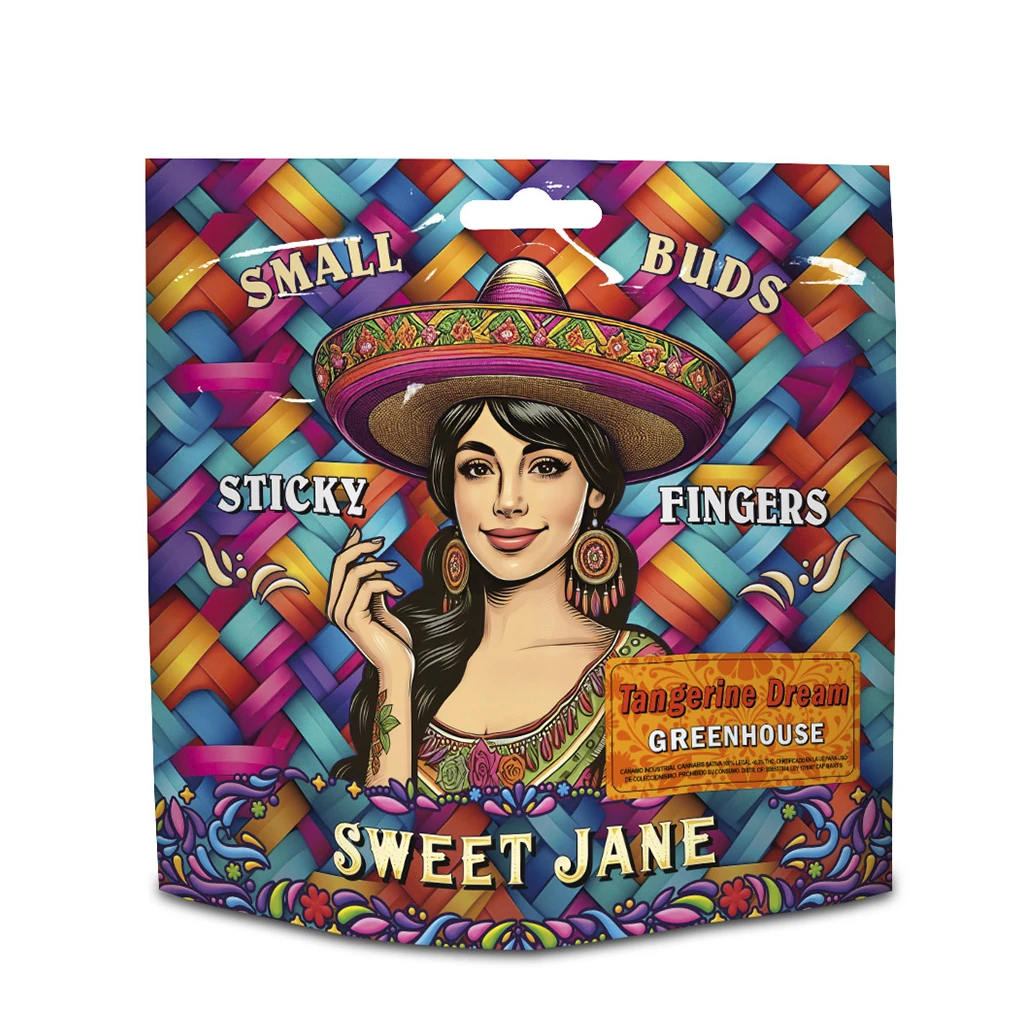Bolsa Sweet Jane Small Buds Tangerine Dream con fondo multicolor, mujer ilustrada con sombrero y etiqueta naranja «Greenhouse». Bolsa Sweet Jane Small Buds Tangerine Dream con fondo multicolor, mujer ilustrada con sombrero y etiqueta naranja «Greenhouse».