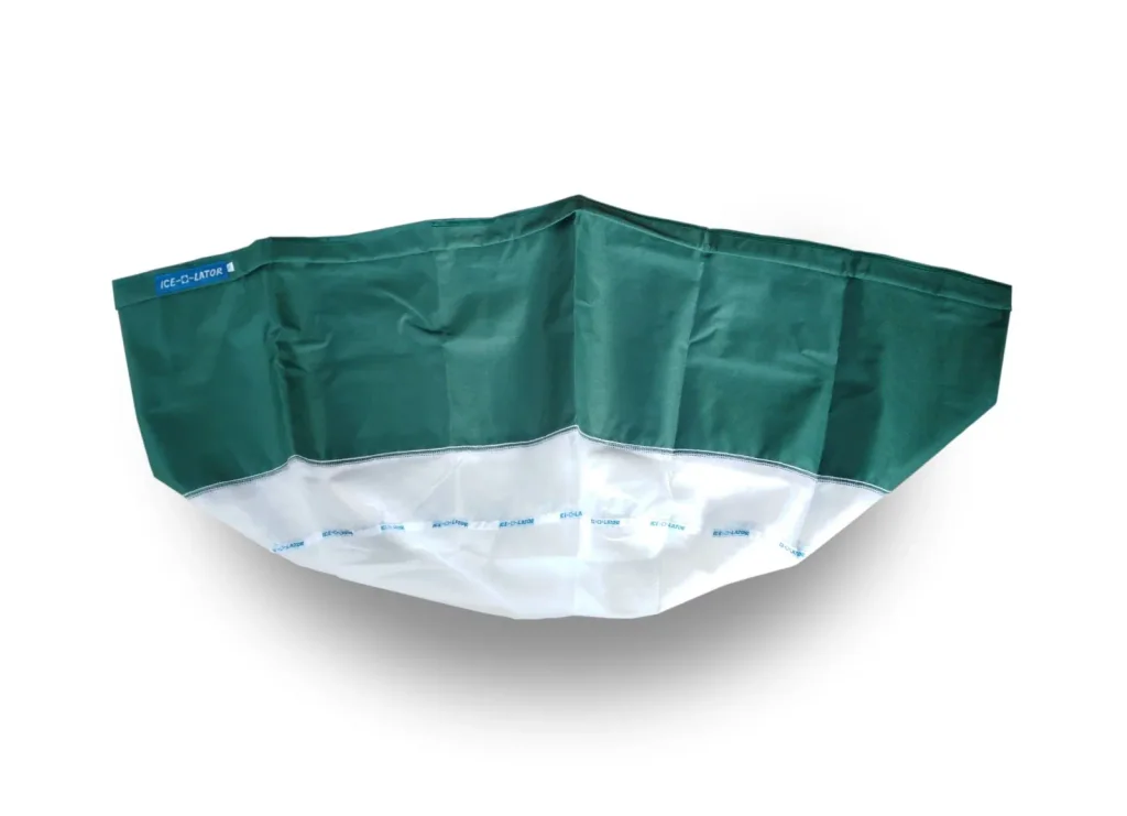 Bolsa recolectora Ice-O-Lator extendida, con paredes de tejido verde, fondo de malla blanca y una pequeña etiqueta azul en el borde. Bolsa recolectora Ice-O-Lator extendida, con paredes de tejido verde, fondo de malla blanca y una pequeña etiqueta azul en el borde.