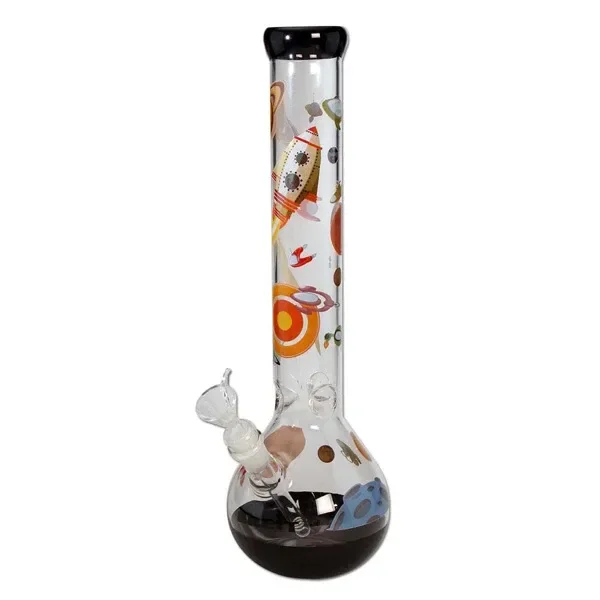 Bong transparente de cuello largo con motivos espaciales de colores, borde superior negro, base esférica negra y cazoleta lateral transparente.