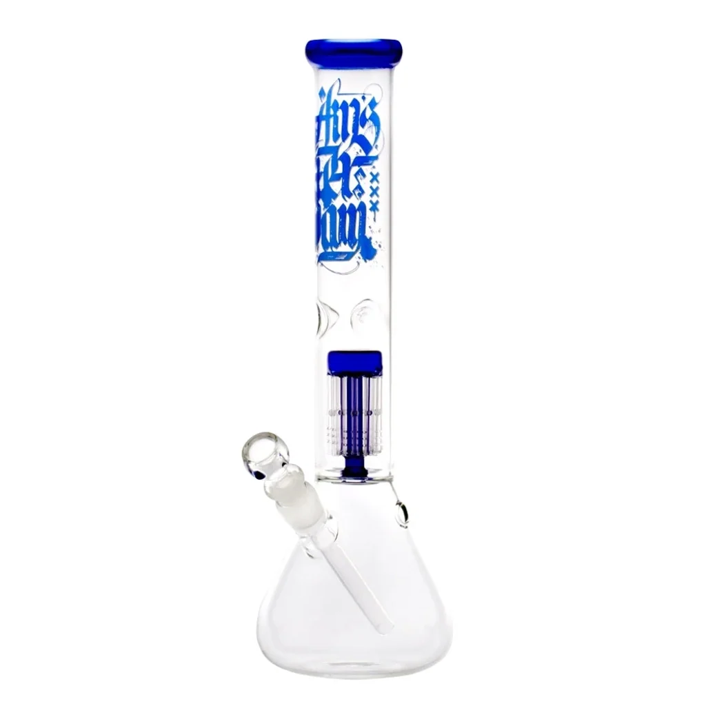 Bong transparente con tubo recto, base ensanchada, cazoleta lateral y percolador interior, con borde y decoración azules.