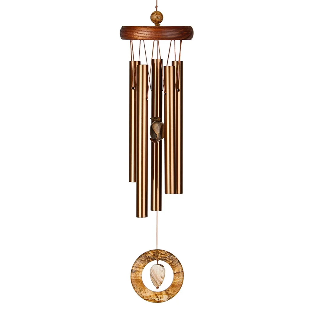 Campana de viento con soporte marrón, tubos dorados colgantes y un aro inferior con una pieza en forma de hoja, sobre fondo blanco. Campana de viento con soporte marrón, tubos dorados colgantes y un aro inferior con una pieza en forma de hoja, sobre fondo blanco.