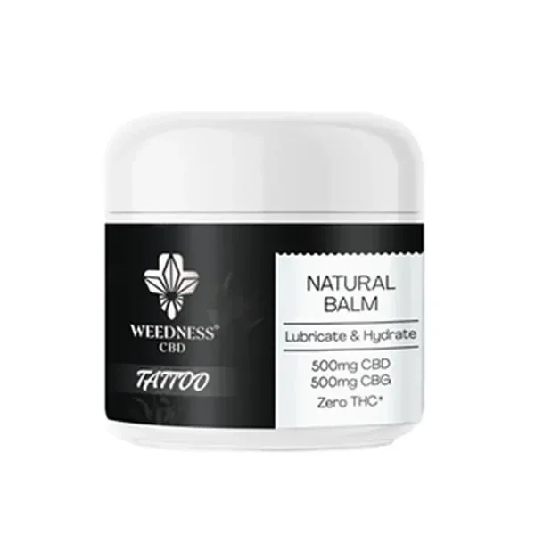 Tarro de bálsamo para tatuajes Weedness con tapa blanca y etiqueta negra y blanca que indica 500 mg de CBD y 500 mg de CBG.