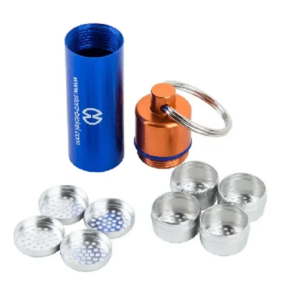 Llavero portacápsulas para Volcano desmontado, con cuerpo azul, tapón naranja con anilla y cápsulas metálicas con tapas perforadas.