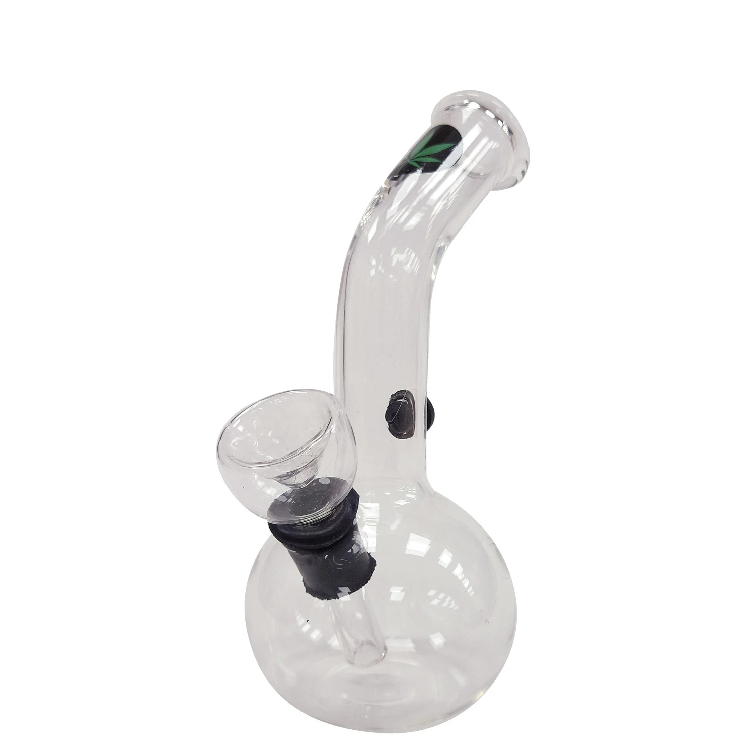 Bong transparente de base esférica y cuello curvado, con cazoleta lateral, juntas negras y una hoja verde cerca de la boquilla.