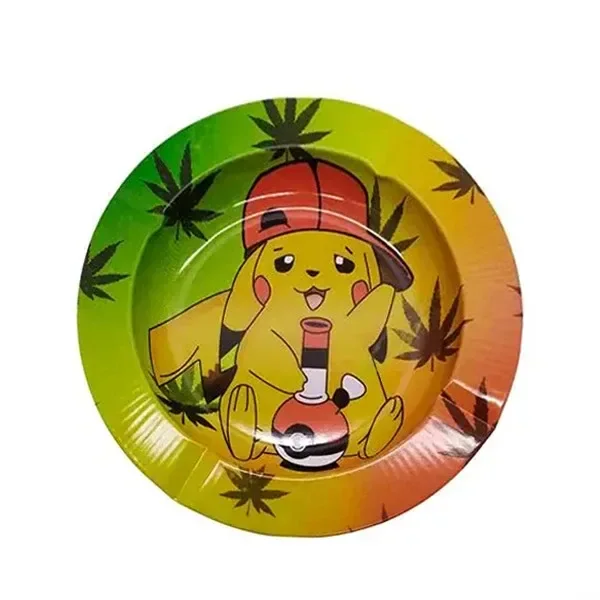 Cenicero redondo con fondo verde, amarillo y naranja, hojas de cannabis y Pikachu con gorra roja junto a una pipa de agua.