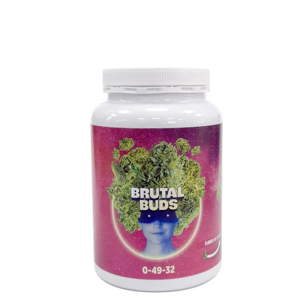 Bote blanco de Brutal Buds con tapa de rosca y etiqueta rosa, un rostro azul rodeado de cogollos y la inscripción 0-49-32.