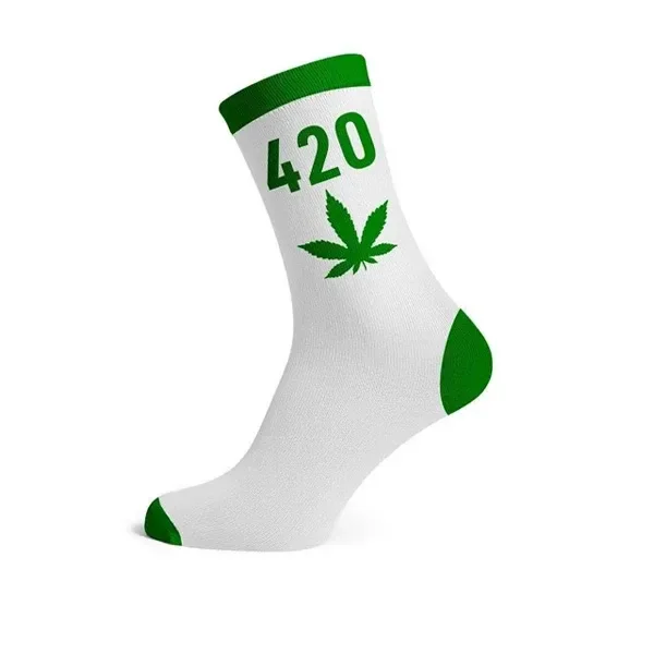 Calcetín blanco de caña alta con el número 420 y una hoja de cannabis verdes, a juego con el puño, el talón y la puntera.